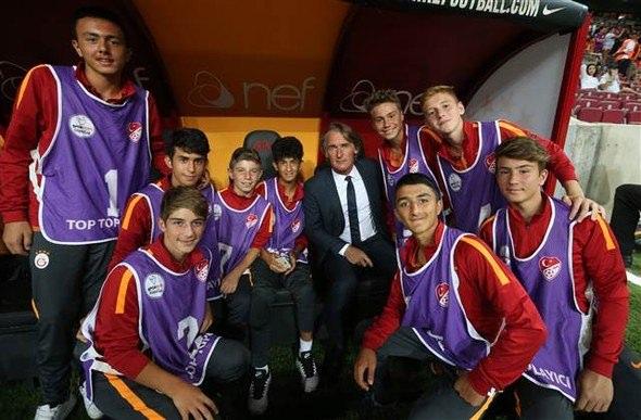 <p>Galatasaray Teknik Direktörü Jan Olde Riekerink top toplayıcı çocuklarla hatıra fotoğrafı çektirdi.</p>