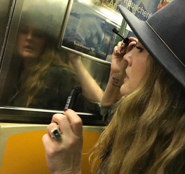 <p>Gösteri ve sanat dünyasının önemli isimleri toplu taşıma araçlarını kullanarak seyahat ediyor. İşte o ünlüler...</p>

<p>Drew Barrymore</p>

<p>42 yaşındaki oyuncu metroya binmekle yetinmeyerek makyaj bile yapmıştı.</p>
