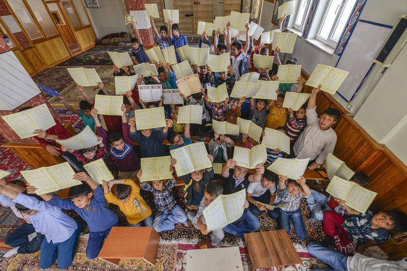 <p>Kentteki bütün cami ve Kur'an kurslarında mukabele ve yaz Kur'an kurslarının devam ettiğini söyleyen Arvas, günde iki, bazen de üç defa mukabele okunduğunu ifade etti.</p>
<p> </p>
