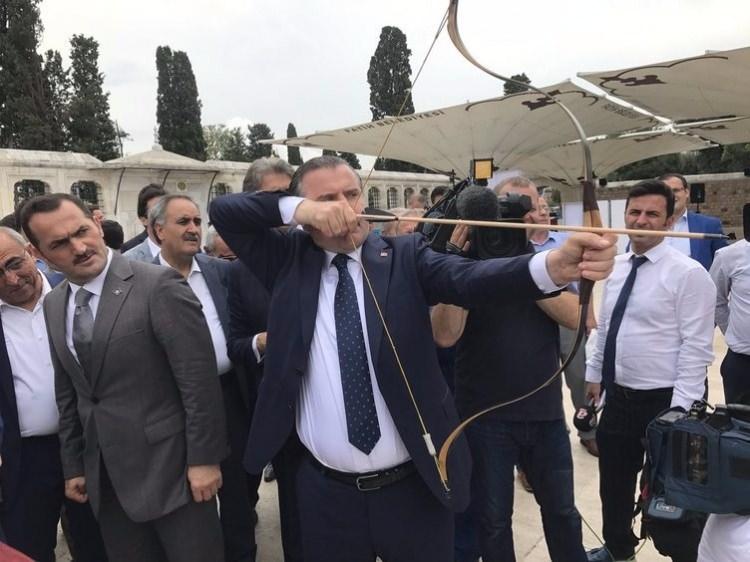 <p>AK Parti İstanbul Milletvekili ve Okçular Vakfı Mütevelli Heyeti Başkanı Haydar Ali Yıldız, bu yıl Malazgirt'te düzenlenecek etkinliklerle şehitlerinin ruhunu şad edeceklerini söyledi.<br />
<br />
<span style="color:#FFD700"><strong>'MALAZGİRT ZAFERİ TARİHİN DÖNÜM NOKTALARINDAN BİRİDİR' </strong></span><br />
<br />
Yıldız, Cumhurbaşkanı Recep Tayyip Erdoğan'ın da bu etkinliklere katılacağını dile getirerek, "Gençlerimizi ve milletimizi de Alparslan'ın Malazgirt Ovası'na geldiği gibi gelmeleri hususunda davette bulundular. Malazgirt Zaferi, tarihin dönüm noktalarından biridir. Şüphesiz Alparslan Anadolu'ya geldiğinde, barış, kardeşlik ve adalet için, Anadolu'da bu değerlerin tesisi için bir medeniyetin yükselişinin temellerini attılar." diye konuştu.</p>