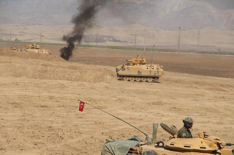 <p><strong>6 BİN MEHMETÇİK HAZIR BEKLİYOR</strong></p>
<p>İdlib’e askeri operasyon için TSK’nın 6 bin asker ile hazırlık yaptığı belirtilirken, Rusya’nın Suriye’deki askerinin sınırlı sayıda olmasından kaynaklı, operasyon süresince istihbari destek, hava operasyonu desteği vereceği ancak El Kaide unsurlarına yönelik temizlik operasyonun da büyük ölçüde TSK ve ÖSO’nun hareket alanı oluşturacağı belirtiliyor.</p>