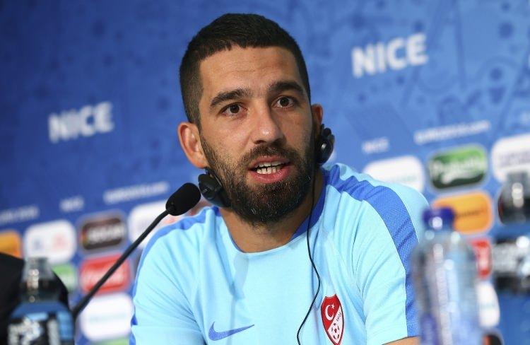 <p>İletişimi koparması zarar verir. Kendi kariyeri açısından... Hiçbir kulüp bağlantısı olmadan herkesin sevdiği bir adamken bu noktaya gelmesi çok yazık.</p>
