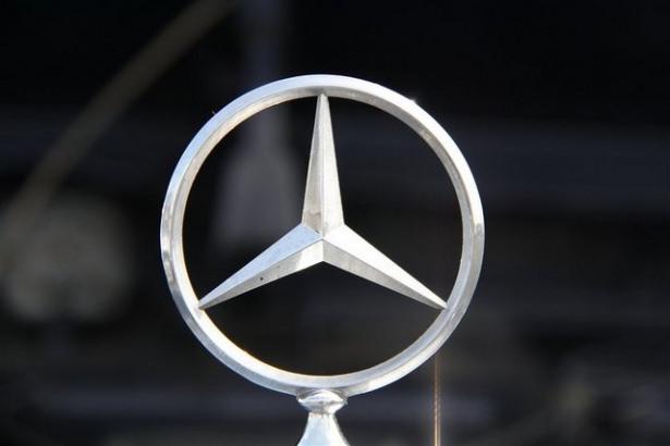 <p>Mercedes severler Almanya'nın Hattingen kentinde buluştu. Mercedes kulübü tarafından her sene düzenlenen etkinlik kapsamında Mercedes klasikleri ve son model Mercedes'ler bir araya geldi. İşte o otomobiller....</p>
<p> </p>