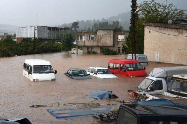 <p>Yılmaz, gazetecilere yaptığı açıklamada, çok büyük bir sel felaketiyle karşı karşıya olduklarını söyledi.</p>

<p> </p>
