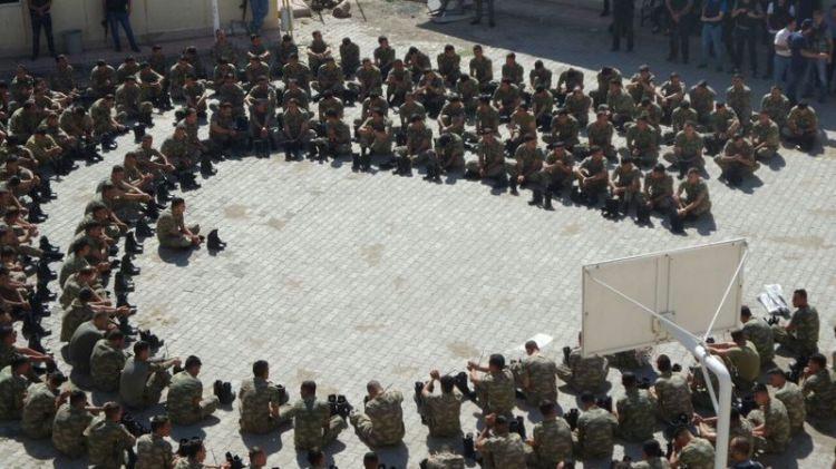 <p>Şırnak’ta bir tuğgeneral, 2 binbaşı ve 3 yüzbaşının da aralarında bulunduğu 309 asker gözaltına alındı.</p>

<p> </p>
