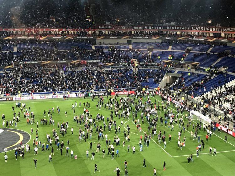 Lyon - Beşiktaş maçı öncesinde tribünler karıştı