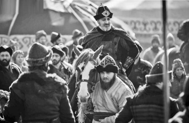 <p><strong>Diriliş Ertuğrul'da Emir Sadettin Köpek karakteri</strong></p>

<p>Murat Garipağaoğlu Diriliş Ertuğrul'da adı sıklıkla anılan ve merak uyandıran Sadettin Köpek karekteriyle 47. bölümde diziye dahil oldu. </p>

<p>Murat Garipağaoğlu, “Macbeth”, “Woyzeck”, ’’Marat Sade’’, ’’Zengin Mutfağı’’ gibi oyunların başrollerini üstlendi. Zengin Mutfağı oyunundaki performansıyla 2013 Afife Jale Ödüllerinde "En Başarılı Komedi/Müzikal Oyuncusu Ödülü'ne layık görüldü.</p>
