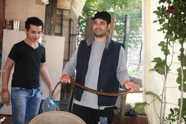 <p>Altınpark'a bitişik bir kahvenin bahçesinde oturanlar biranda masaların arasına giren yılanı görünce büyük korku ve panik yaşadı. </p>

<p> </p>
