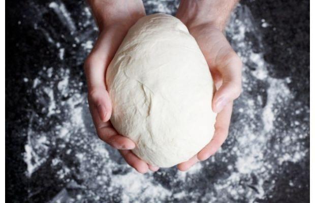 <p>Hamurunuzu en az yarım saat dinlendirin. Üzeri nemli bir bez ile kapatılıp buzdolabına koyulması hamurun daha iyi açılmasını sağlar.</p>
