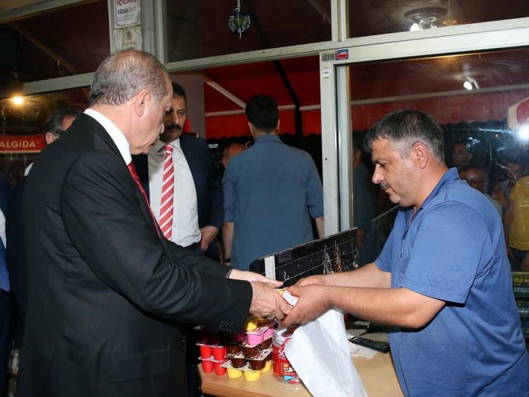 <p>Cumhurbaşkanı Erdoğan, daha sonra Merkez Mahallesi'ndeki evine geçti.</p>