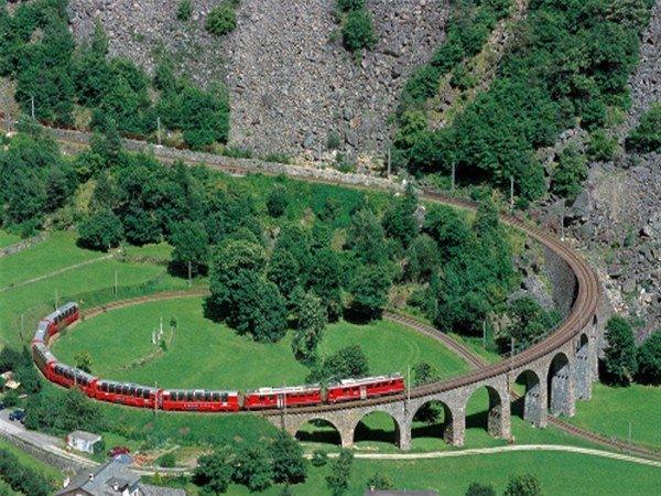 <p>Bernina hattı ise 13 tünel ve 52 viyadükten oluşuyor.</p>

<p> </p>
