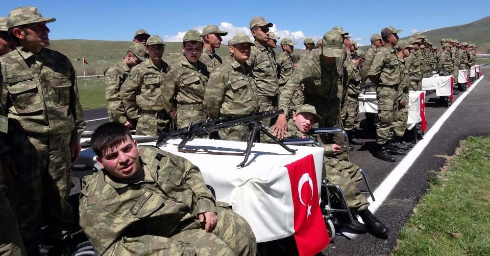 <p>Merkez Palandöken İlçesi'ndeki 109'uncu Topçu Alayı'na aileleriyle gelen 62 zihinsel ve bedensel engelli bir günlük temsili askerlik eğitimi için önce yakınlarının yardımıyla asker elbisesi giydi.</p>