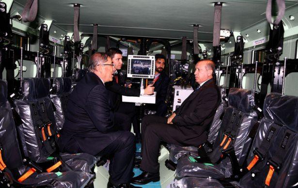 <p>Cumhurbaşkanı Erdoğan, MÜSİAD 15. Uluslararası Fuarı'nı gezdi. Erdoğan, fuarda sergilenen araçları inceledi, Sultan Kösen ile sohbet etti</p>
