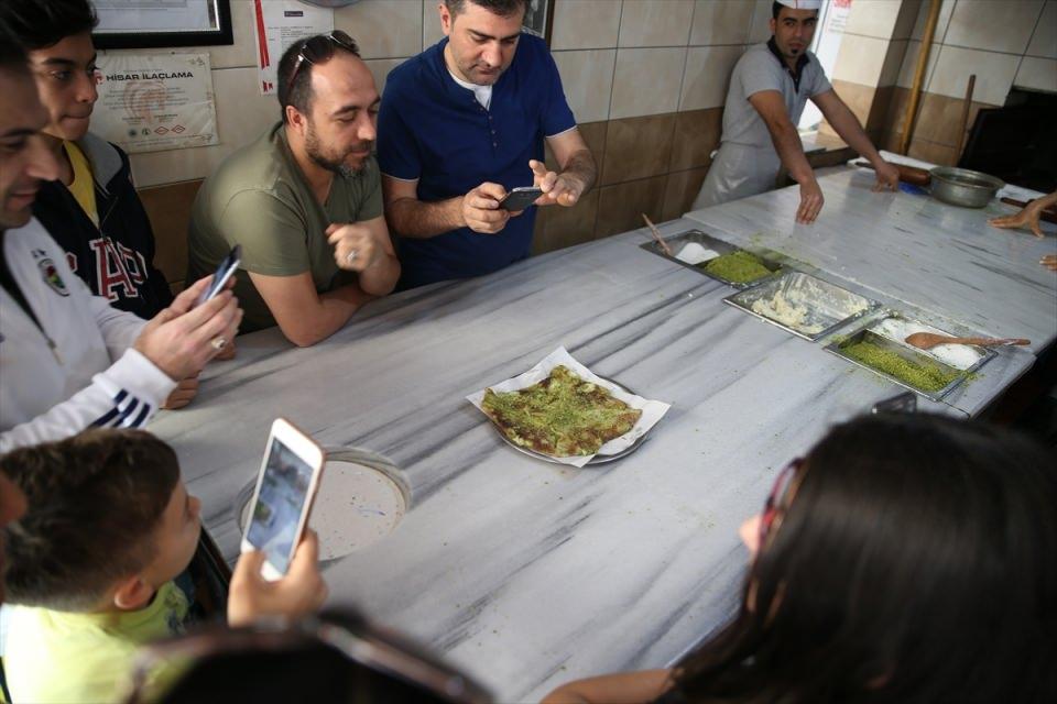 <p>Bu şekilde müşterilerimize sunuyoruz." Gaziantep'in UNESCO'nun "Yaratıcı Şehirler Ağı"na girdiğini anımsatan Özmisimitçi, "Kanada, Şili, Brezilya, İngiltere, Almanya ve Avusturya'dan turistler Gaziantep'e gelip katmer yiyor.</p>
