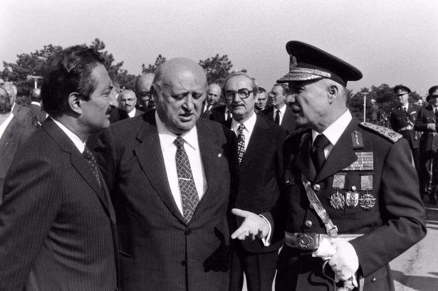 <p>Bülent Ecevit, Süleyman Demirel ve Kenan Evren, 12 Eylül Askeri Darbesinden 13 gün önceki 30 Ağustos törenlerinde, 1980.</p>

