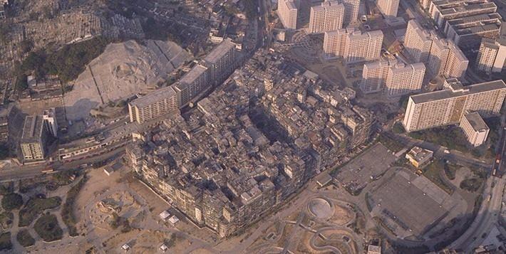 <p>Bu alana daha sonra Kowloon Walled City Park açıldı. Parkta ayrılan bir alanda, eski şehirden birkaç duvar kalıntısı da sergileniyor.</p>
<p> </p>