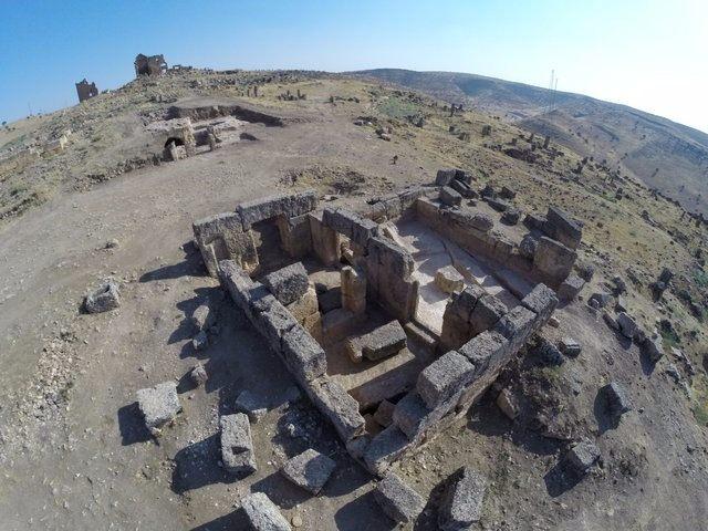 <p>Çınar'a bağlı Demirölçek Köyü yakınlarındaki Zerzevan Kalesi, Antik Roma dönemine ait bir yapı. Kalenin etrafında yaklaşık 100 su sarnıcının yanı sıra kilise ve evler de yer alıyor. </p>

<p> </p>

<ul>
</ul>

<ul>
</ul>
