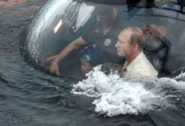 <p>Putin, Sivastopol'de deniz gözlem aracı "bastikafla" ile Karadeniz'in derinliklerine daldı. Putin ve beraberindeki ekibin 83 metre derinliğe indiği ifade edildi. Putin, Rusya Coğrafya Vakfı'nın 170. yıldönümü dolayısıyla yapılan etkinlikte denize dalmaktan duyduğu memnuniyeti vakıf yetkililerine iletti.</p>

<p><strong><a href="http://video.haber7.com/video-galeri/58355-putin-deniz-gozlem-araci-ile-karadenize-daldi" target="_blank"><span style="color:rgb(255, 255, 0)">HABERİN VİDEOSU İÇİN TIKLAYIN...</span></a></strong></p>
