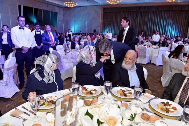 <p>Klasik protokol fotoğraflarının ötesinde 50 yıl sonrada bakıldığında fikir verecek seçki hazırladım. Görünen Cumhurbaşkanlığı kavramının biraz arkasındaki işleyişe ışık tutmaya çalıştım. Kitaptaki tüm fotoğraflar benim tarafımdan seçildi. Cumhurbaşkanımız hiçbir fotoğrafın girmesi ya da çıkması konusunda herhangi bir şey söylemedi. Kitabı eline aldığında onun için de sürpriz kareler vardı."</p>