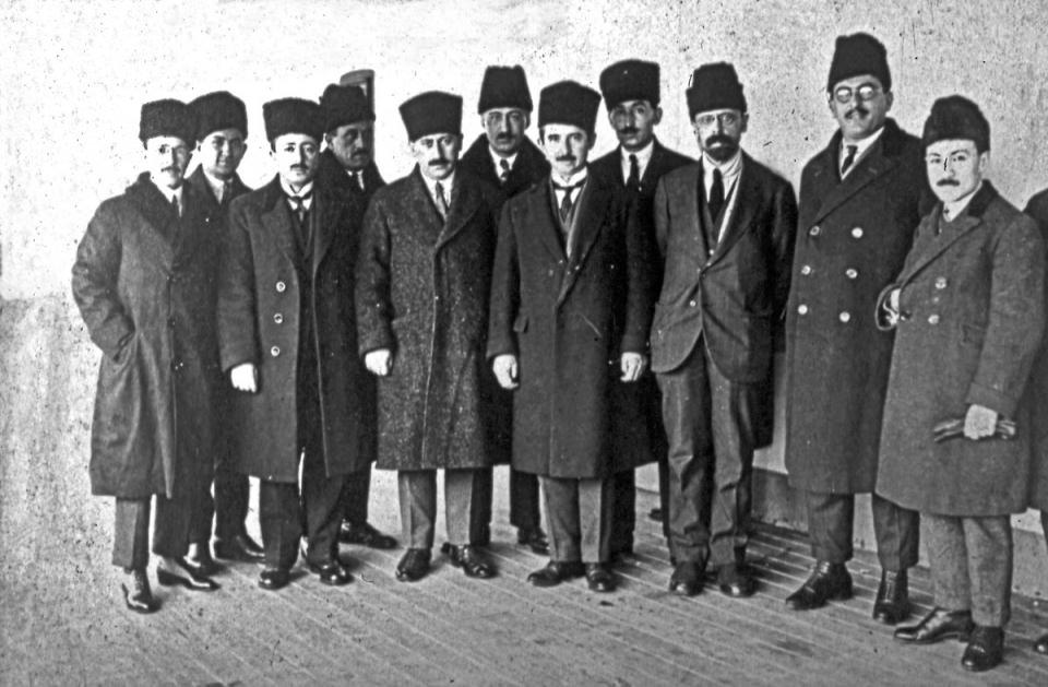 <p><span style="color:#FFD700"><strong>Türk-Yunan Sınırı</strong></span></p>
<p>Mudanya Ateşkes Antlaşması'nda belirlenen şekliyle kabul edildi. Meriç Nehri'nin batısındaki Karaağaç istasyonu ve Bosnaköy, Yunanistan'ın Batı Anadolu'da yaptığı tahribata karşılık savaş tazminatı olarak Türkiye'ye verildi.</p>
<p> </p>