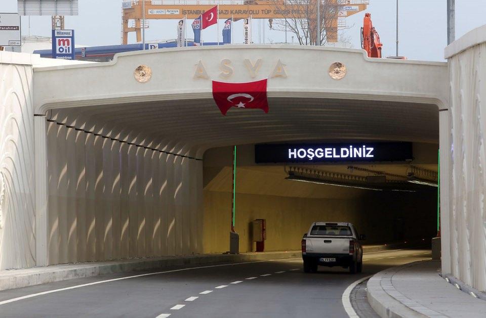 <p>Sadece otomobil ve minibüslerin geçeceği tüneli günlük ortalama 100 binin üzerinde aracın kullanacağı tahmin ediliyor. Depremden etkilenmeyeceği belirtilen tünelde maksimum hız saatte 70 kilometre olacak. Tünelin Avrupa ve Asya yakasında toplam 8 gişe bulunacak.</p>
<p> </p>