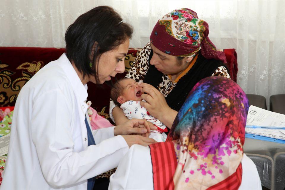 <p>Öte yandan Songül bebek ve annesinin sağlık durumları, Üzümlü Devlet Hastanesi'nde görevli sağlık personeli tarafından düzenli takip ediliyor.</p>

<p> </p>

<p>Anne ve bebeğin doktoru Ayşe Özdamar, "Bebeğimizi ve annemizi ziyaret ettik. Şu anda sağlık durumları gayet iyi. Belli noktalarda bebeğin gelişimine dair annemize bilgileri verdik. Rutin sağlık takiplerinize yapacağız." bilgisini aktardı. </p>
