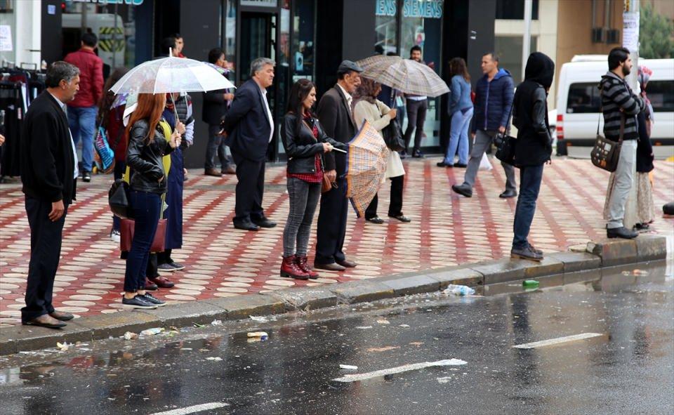 <p><strong>Yağmur altında araç beklediler</strong></p>

<p>İş yerlerine, okullarına ve hastanelere gitmek için duraklara gelen vatandaşlar ulaşımda sıkıntı yaşadı. Vatandaşlar belediye otobüslerinin hizmet vermemesi nedeniyle uzun süre yağmur altında beklemek zorunda kalırken, duraklarda uzun kuyruk oluştu.</p>
