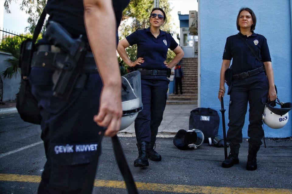 <p>Anneliğin polislikten daha zor olduğunu anlatan Kaplan, "Her gün sabah erkenden kalkıyorum, bir yaşındaki kızımın altını değiştiriyorum, Zeynep'imin saçını tarıyorum. Eğer uyuyorlarsa öpüyorum, kokluyorum, çıkıyorum." dedi. </p>
<p> </p>
