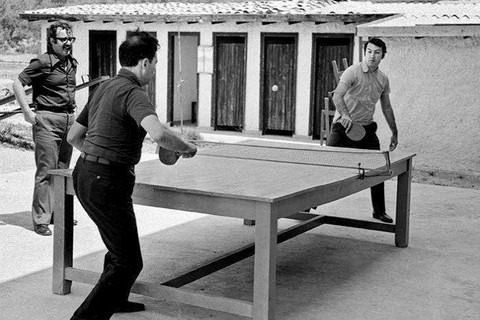 <p>Bülent Ecevit ve Deniz Baykal, masa tenisi oynarken. 1970</p>
