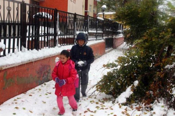 <p>İl Milli Eğitim Müdürlüğü, Ardahan'ın Göle ilçesinin tümü ve taşımalı olarak okullara giden öğrencilere 1 günlük tatil verdi.</p>