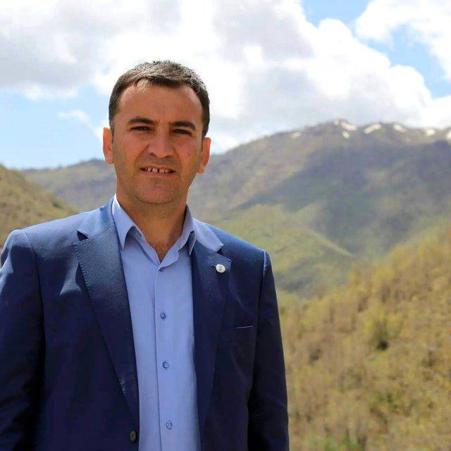 <p><strong>9-Ferhat Encu</strong></p>

<p>Twitter’da halkı etnik kökenler üzerinden birbirine düşürmeye ve emniyet güçlerine karşı halkı tahrik etmeye  çalışan “Ayrıca Süryani mahallesindeki evler tahrip ediliyor. Açamadıkları kapıları fünye ile patlatıyorlar” , “İdil’de sırtında bayrak, göğsünde padişah fotoğraflı polisler terör estiriyor” gibi birçok paylaşım yaptı.</p>

<p> </p>
