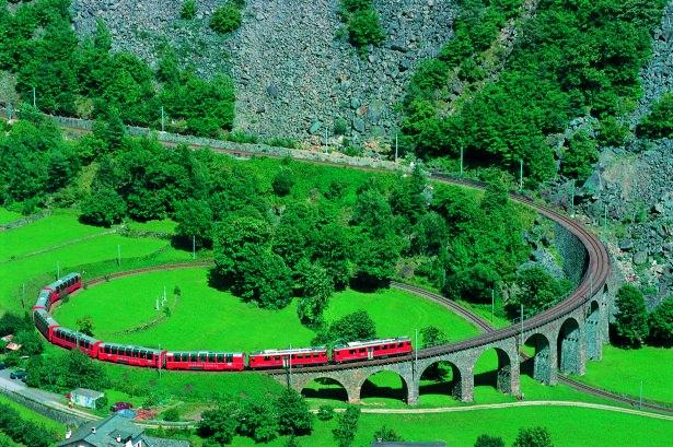 <p>Bernina Express, İsviçre’nin karlarla kaplı dağları arasında tren yolcularına muhteşem bir manzara vaat ediyor.</p>
