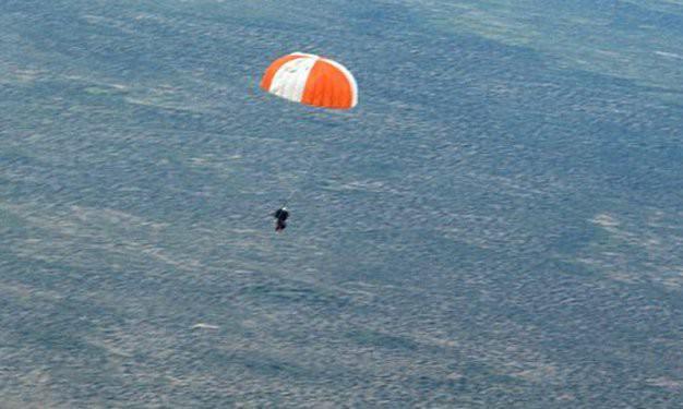 Kittinger'in ana paraşütü tam 5300 metre yükseklikte açılıyor. Normalde çok daha aşağıda açması gerekiyordu ama bir stabilite sorunu yaşadığını o yüzden açtığını daha sonra verdiği röportajda ifade ediyor.