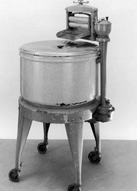 <p>Elektrikli çamaşır makinesinin tarihi 1906'ya kadar uzanıyor. The Thor marka bu makine 1927'ye ait.</p>