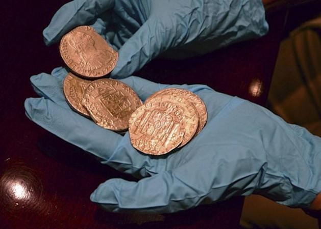 İspanya 5 yıl süren hukuk mücadelesini kazanmasının ardından, 500 milyon dolarlık definesine kavuşuyor. Amerikan şirketi tarafından Portekiz kıyılarında bulunan 17 ton ağırlığındaki gümüş ve altın sikkeler, Amerika'dan İspanya'ya götürülüyor.
