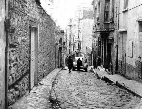 <p>Kumbaracı Yokuşu (1945. Beyoğlu)</p>