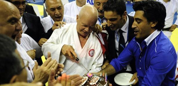 - Judo Milli Takım Antrenörü Namık Ekin, judo tekniklerini kullanarak Guinness Rekorlar Kitabı'na girdi. Emekli SAT komandosu 69 yaşındaki Ekin, Ahmet Cömert Spor Salonu'nda 24 saat boyunca tatamiden ayrılmadan yaptığı 4 bin 627 judo tekniği atışıyla yeni dünya rekorunun sahibi oldu.