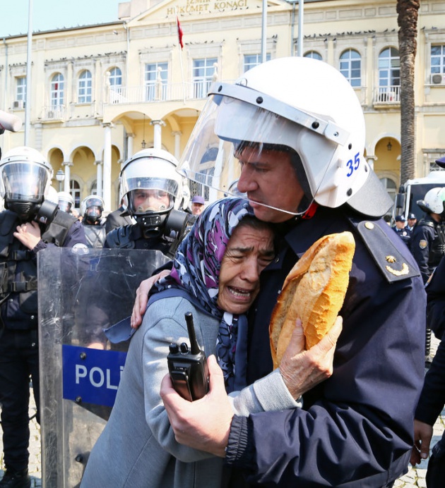 Yaşlı kadını polis ekipleri sakinleştirdi.  İzmir'den bir görüntü ise günün fotoğrafı olarak objektiflere yansıdı. 