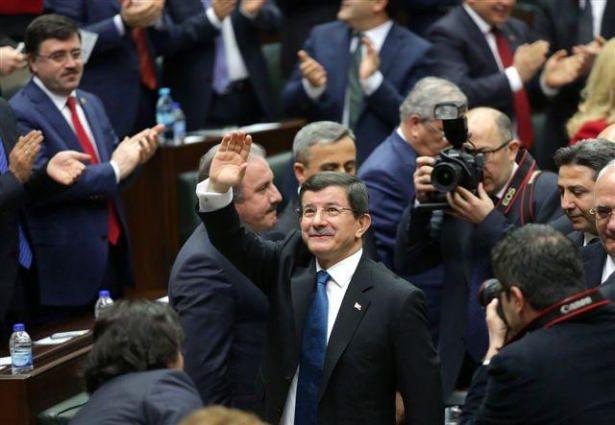 <p>Salonu dolduran partililerin tezahüratları arasında sırasına oturan Davutoğlu, danışmanlarına İçişleri Bakanı Efkan Ala'yı sordu. </p>

<p> </p>

