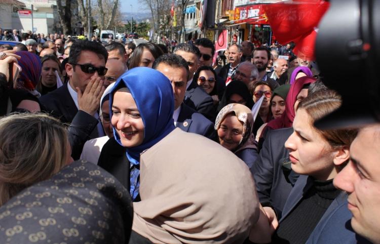 <p>isteklerini anlatan ya da taleplerde bulunanları itina ile  dinledi.</p>

