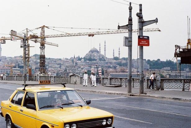 <p>1989 - Galata Köprüsü'nde bahriyeliler</p>
