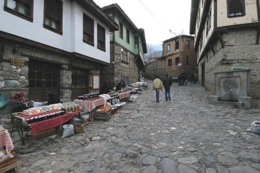 Osmanlı köyü Cumalıkazık: Bursa'ya 2 km. uzaklıktakı Cumalıkazık, Orhangazi'nin Bursa'ya girmeden önce yaptırdığı köylerden biri. Osmanlı mimarisinin en güzel örneklerinin verildiği evlerden oluşan köye giderseniz, dar sokaklardan akan sular sizi karşılayacak