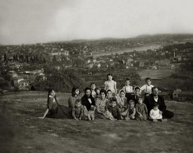 <p>Rami sırtlarında hatıra fotoğrafı çektirenler... (1959. Eyüp)</p>