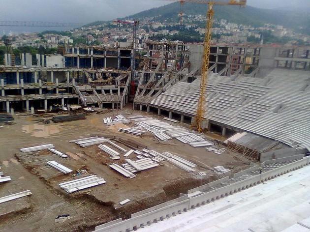 2011 yılında TOKİ tarafından yapımına başalanan Bursaspor'un yeni mekanı Timsah Arena yavaş yavaş yüzünü göstermeye başladı. İşte Bursaspor'un yeni stadının ilk görüntüleri...