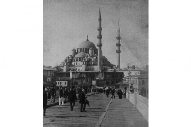<p>Dünyaya yön veren devletlere başkentlik yapan İstanbul, her dönemin gücünü ve kültürel yapısını içinde barındırıyor. Bu güzel şehirde bir tarihi yolculuğa çıkmak ister misiniz? Yaşlılardan sürekli "Ah nerde o eski İstanbul" serzenişlerini çok fazla duymuşsunuzdur. Büyük devletlerin başkentliğini yapmış bu özel şehir, antik çağlardan günümüze kadar binlerce yılın kültürel etkilerini de hâlâ koruyor.</p>