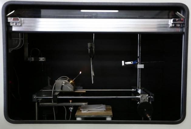 <p>Yıldırım, geliştirdikleri boyayı PVC gibi hızlı yanan malzemeler üzerinde test ettiklerini, normalde 180 saniyede yanarak parçalanan ve karbonmonoksit gazı salan malzemenin yanmaz boyayla aynı deneye tabi tutulduğunda 180 saniyelik sürede deforme olmadan kendisini koruduğu, ateş kaynağı çekildiğinde söndüğü ve karbonmonoksit salınımının çok düşük seviyede kaldığını saptadıklarını kaydetti.</p>