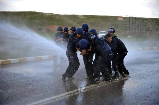 <p>Uygulama sırasında, toplumsal olaylara müdahale aracı “TOMA” ile kursiyerlere su sıkıldı. Çevik kuvvet ekibi, eğitiminde ayrıca sis bombası patlattı ve biber gazı kullandı.</p>