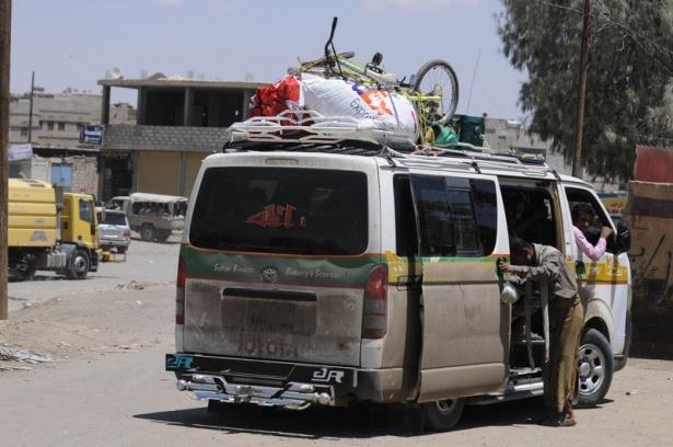 <p>21 Eylül 2014'te taraflar arasında "Barış ve Ulusal Ortaklık Anlaşması" imzalanmıştı.</p>

<p>Ancak daha sonra Yemen ordusu ile Husiler arasındaki çatışmalar ülkede karışıklık çıkarırken, diyalog görüşmelerinin kilit ismi Cumhurbaşkanı Hadi'nin özel kalem müdürü Ahmed Avad Bin Mübarek'in 17 Ocak'ta Husiler tarafından kaçırılmasıyla gerilim iyice tırmandı.</p>
