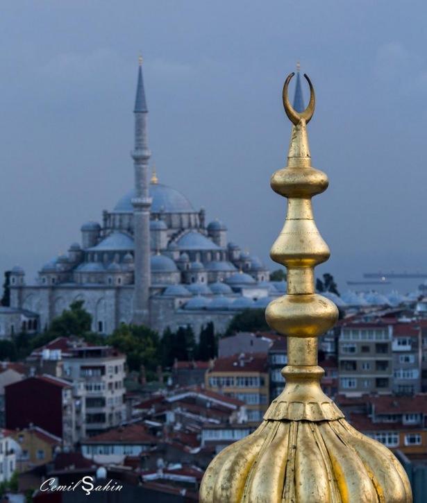 <p><span style="color:#FFD700"><strong>Fatih Camii</strong></span></p>
