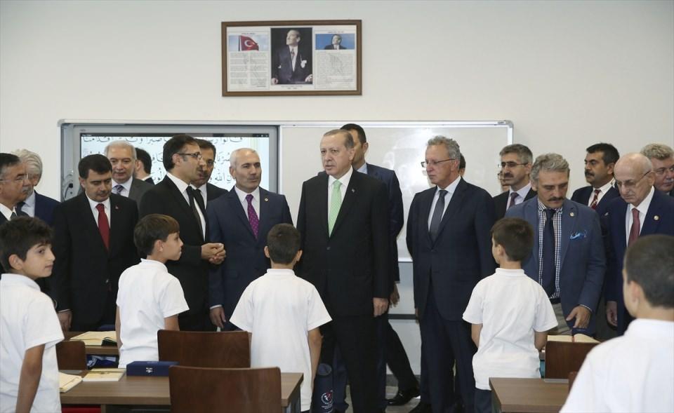 <p>Sürekli yol ayrımlarında tercihler yapmak zorunda kaldığımız ilk gençlik yıllarımızda imam hatipli olmanın verdiği şuur ve dirayetle hamdolsun hayatımıza sırat-ı müstakim üzre yön vermeye çalıştık.</p>